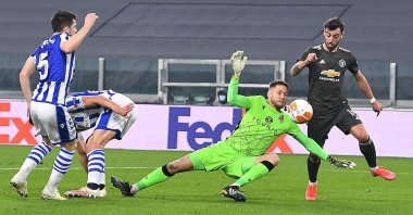 Manchester United’s Bruno Fernandes (R) on his way to scoring the opening goal against Real Sociedad in the UEFA Europa League round of 32 match at the Allianz Stadium, Turin, Italy, Feb. 18, 2021. (EPA Photo)