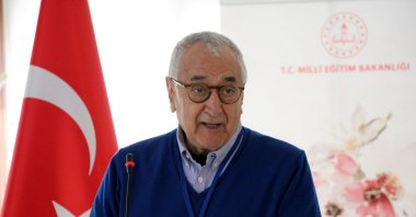 Doğan Cüceloğlu speaks at a conference. (AA Photo)
