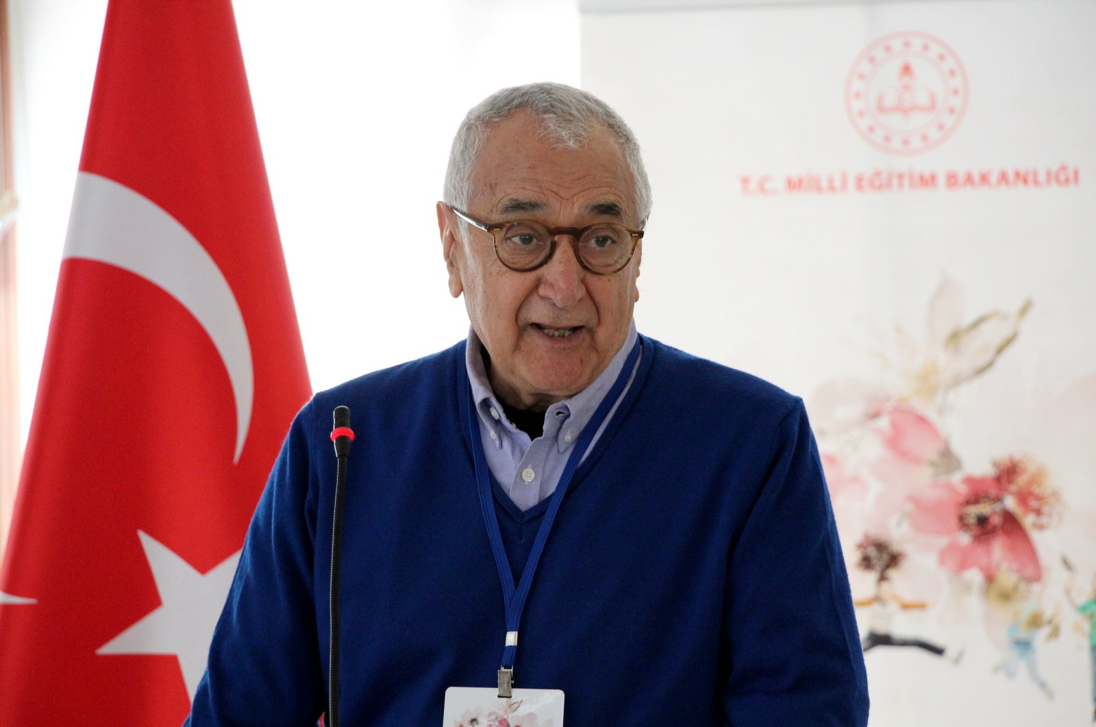 Doğan Cüceloğlu speaks at a conference. (AA Photo)