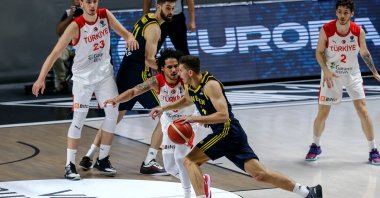 Turkey's Shane Larkin (C) tries to block Sweden's Adam Ramstedt (R) in the EuroBasket 2022 Group D qualifiers match, Istanbul, Turkey, Feb. 20, 2021. (AA Photo)