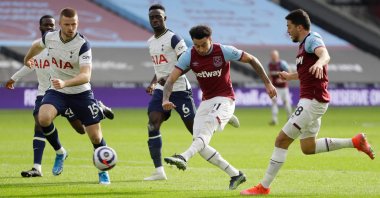 West Ham United's English midfielder Jesse Lingard (C) scores his team's second goal against Tottenham Hotspur in a Premier League match at The London Stadium, London, Britain, Feb. 21, 2021. (AFP Photo)