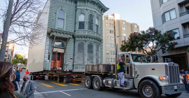 The 139-year-old Victorian house known as the Englander House is hoisted on a flatbed and pulled down Franklin Street toward its new location six blocks away, as the original site is to be used to build a 48-unit, eight-story apartment building, in San Francisco, California, U.S. Feb. 21, 2021.  (Reuters Photo)