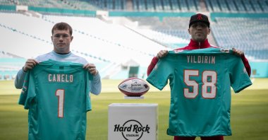 Turkish boxer Avni Yıldırım (R) and Mexico’s Saul "Canelo" Alvarez pose for a photo at the Hard Rock Stadium, the venue for their fight on Saturday, Miami, Florida, Feb. 22, 2021. (AA Photo)