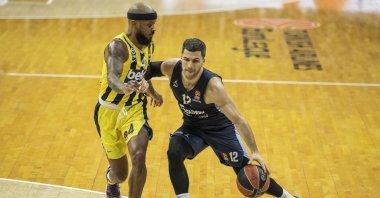 Zenit St. Petersburgh's guard Billy Baron (R) defends the ball against Fenerbahçe guard Lorenzo Brown (L) in the THY EuroLeague Round 24 match in Istanbul, Turkey, Feb. 5, 2021. (AA Photo)