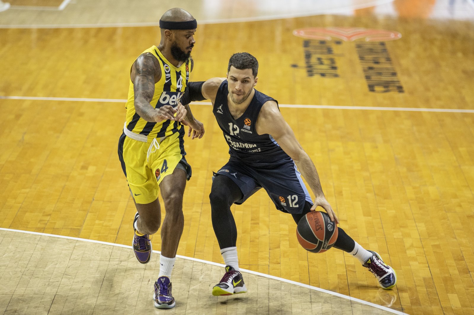 Zenit St. Petersburgh's guard Billy Baron (R) defends the ball against Fenerbahçe guard Lorenzo Brown (L) in the THY EuroLeague Round 24 match in Istanbul, Turkey, Feb. 5, 2021. (AA Photo)