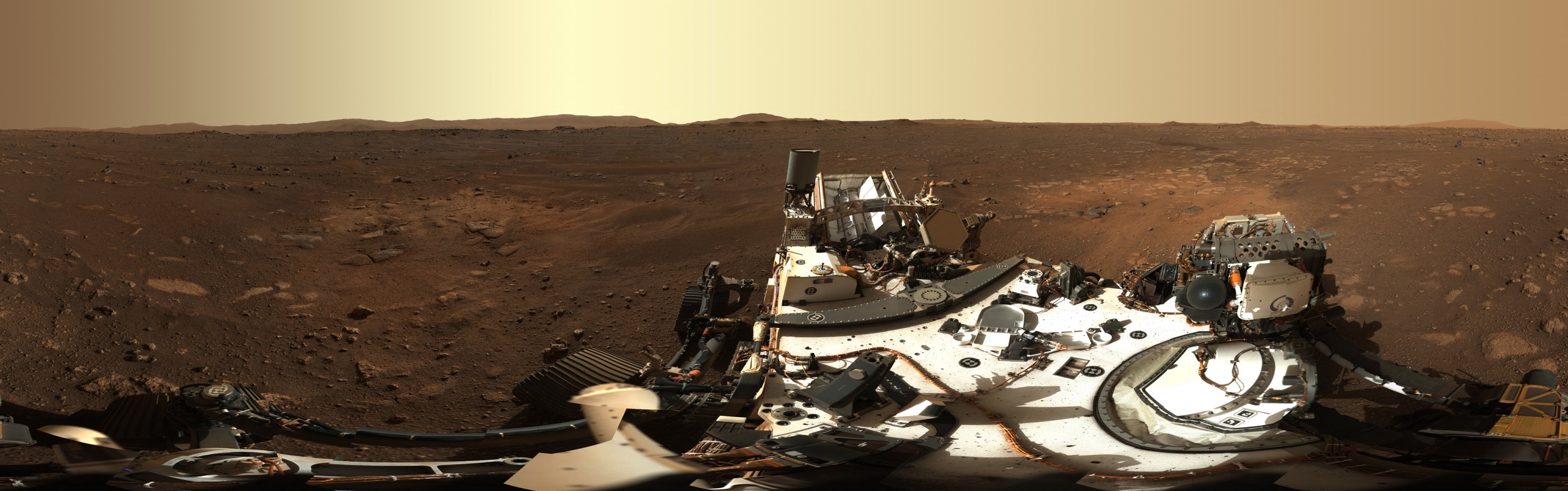 Esta imagen, publicada por la NASA el 24 de febrero de 2021, muestra al rover Mars 2020 de la NASA tomando su primer vistazo de alta resolución a su nuevo hogar en el cráter Jezero el 21 de febrero de 2021 (AFP).