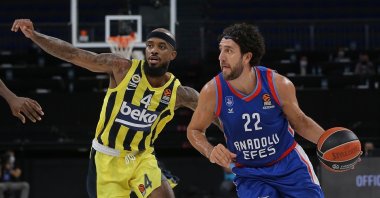 Anadolu Efes guard Vasilije Micić (R) tries to go past Fenerbahçe guard Lorenzo Brown (L) in the THY EuroLeague, Istanbul, Turkey, Oct. 8, 2020.