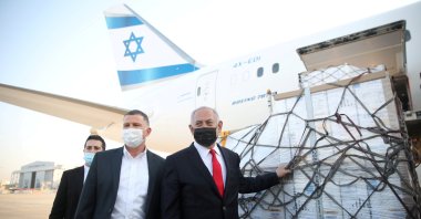 Israeli Health Minister Yuli Edelstein (C) and Prime Minister Benjamin Netanyahu (R) attend the arrival of a plane with a shipment of Pfizer-BioNTech COVID-19 vaccines, at Ben Gurion airport, near the city of Lod, Israel, Jan. 10, 2021. (Reuters Photo)