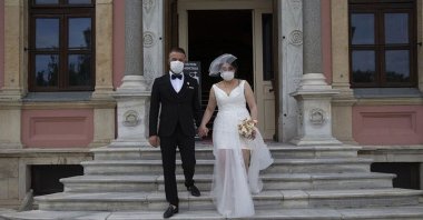 A newlywed couple leaves a wedding hall, in Edirne, northwestern Turkey, Jun. 4, 2020. (AA PHOTO) 