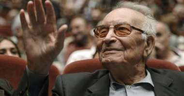 Turkish writer Yaşar Kemal waves during a ceremony in Istanbul, Turkey, Sep. 21, 2013. (AP Photo)