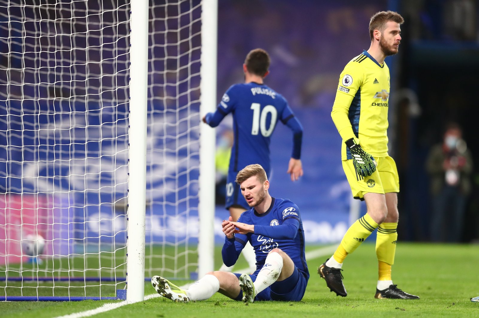 Chelsea's Timo Werner (down) reacts as Manchester United's goalkeeper David de Gea (R) walks away during the English Premier League match between Chelsea FC and Manchester United in London, U.K., Feb. 28, 2021. (EPA Photo)