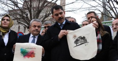 Minister of Environment and Urban Planning Murat Kurum delivers canvas bags to locals in Karabük, northern Turkey, Jan. 5, 2019. (AA PHOTO)