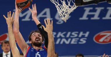 Anadolu Efes center Sertaç Şanlı (C) shoots to score against Spain's Valencia in a THY EuroLeague game at the Sinan Erdem Sports Complex, March 2, 2021. (AA Photo)
