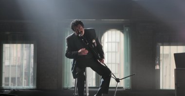 Müslüm Gürses in a scene from his clip for the song "Bir Ömür Yetmez Ki."