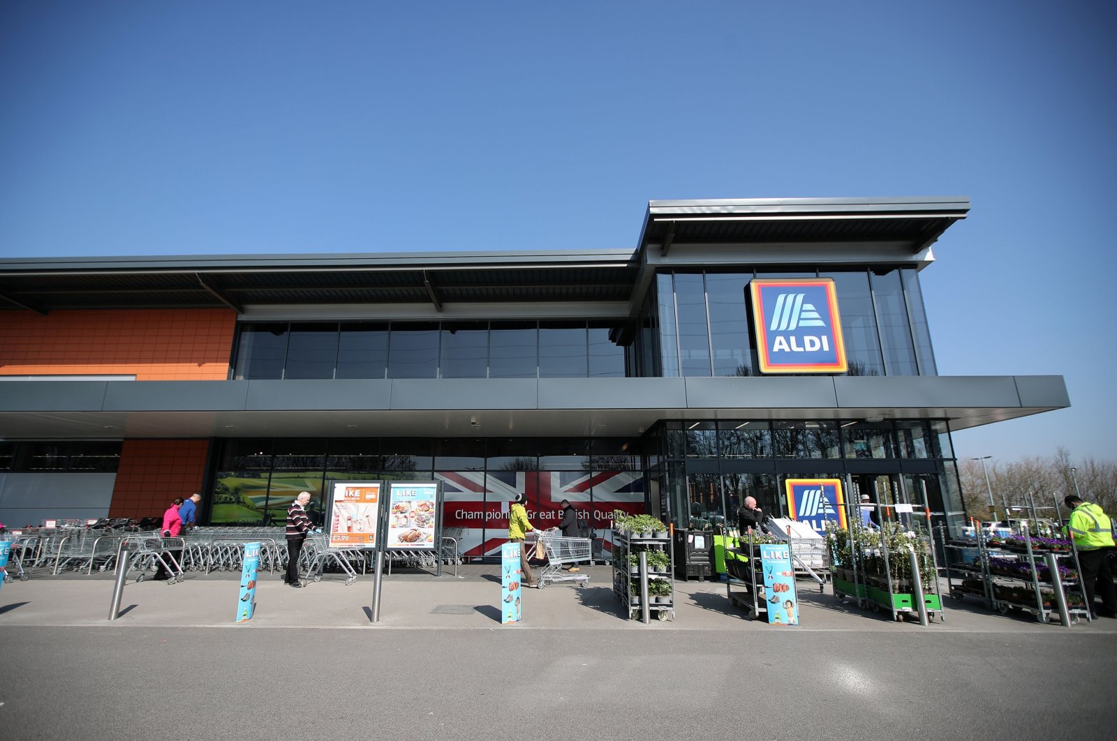 People follow social distancing rules while they queue outside an Aldi store as the spread of the coronavirus disease continues, in Northwich, Britain, March 27, 2020. (Reuters File Photo)