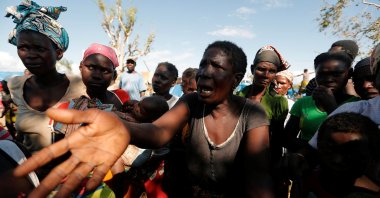 A woman complains about a lack of food at a camp for the people displaced in the aftermath of Cyclone Idai in John Segredo near Beira, Mozambique, March 31, 2019. (Reuters Photo)