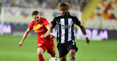 Beşiktaş's Valentin Rosier (R) goes past Malatyaspor's Mustafa Eskihellaç (L) in a Süper Lig match, eastern Turkey, March 2, 2021. (AA Photo)