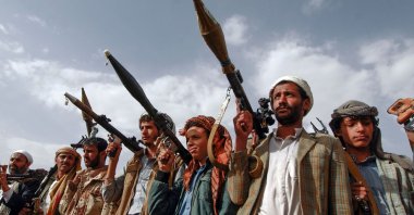 Armed tribesmen, loyal to the Shiite Huthi rebels, brandish their weapons at a gathering in the capital Sanaa to mobilize more fighters to battlefronts to fight pro-government forces in several Yemeni cities, June 20, 2016. (AFP Photo)
