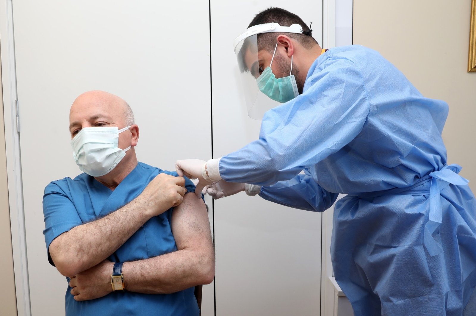 A health care worker vaccinates Mehmet Sekmen, mayor of Erzurum, in Erzurum, eastern Turkey, Mar. 4, 2021. (İHA)