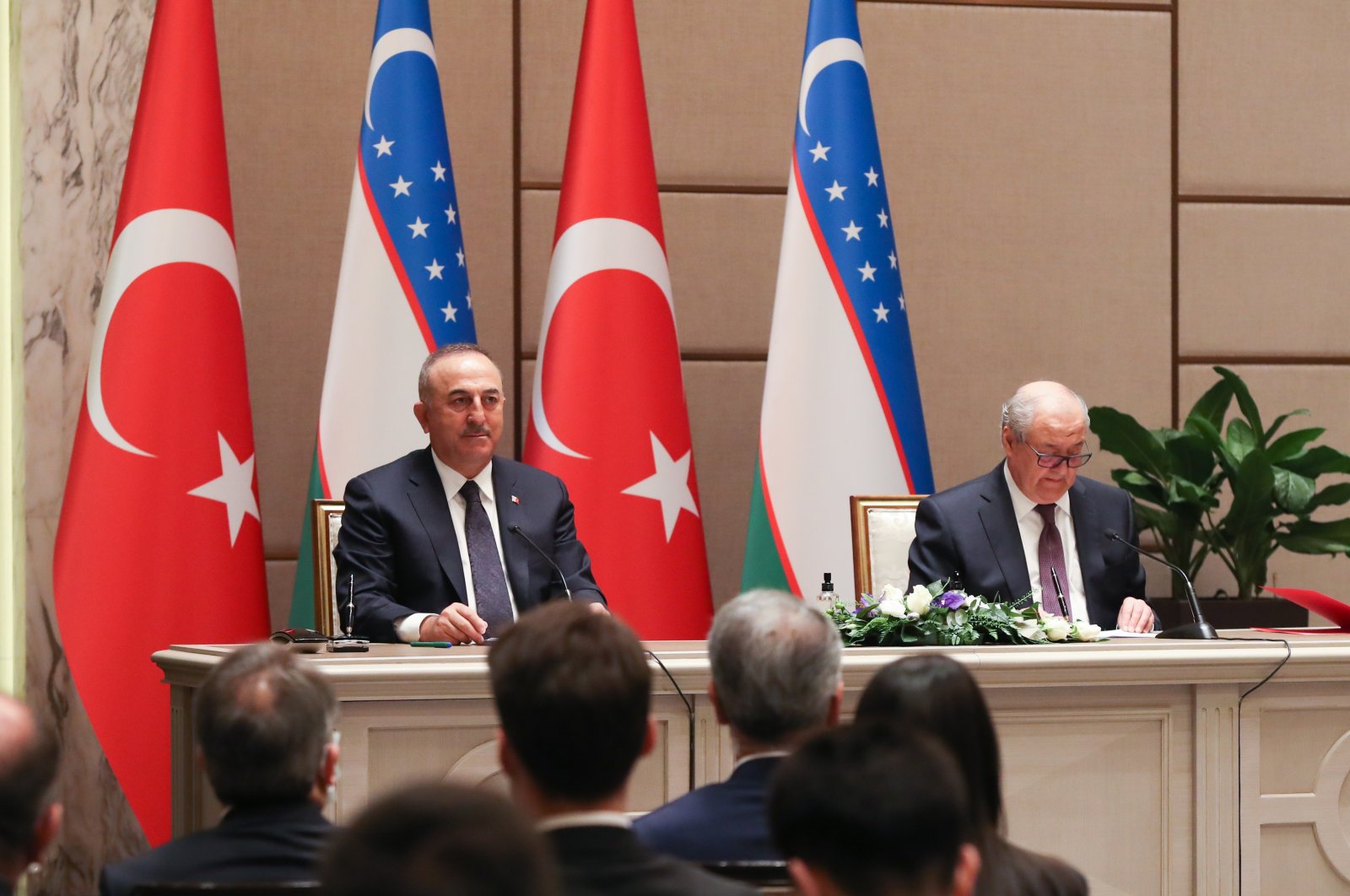 Foreign Minister Mevlüt Çavuşoğlu (L) and his Uzbek counterpart Abdulaziz Kamilov during a press conference, the capital Tashkent, Uzbekistan, March 9, 2021. (AA Photo)