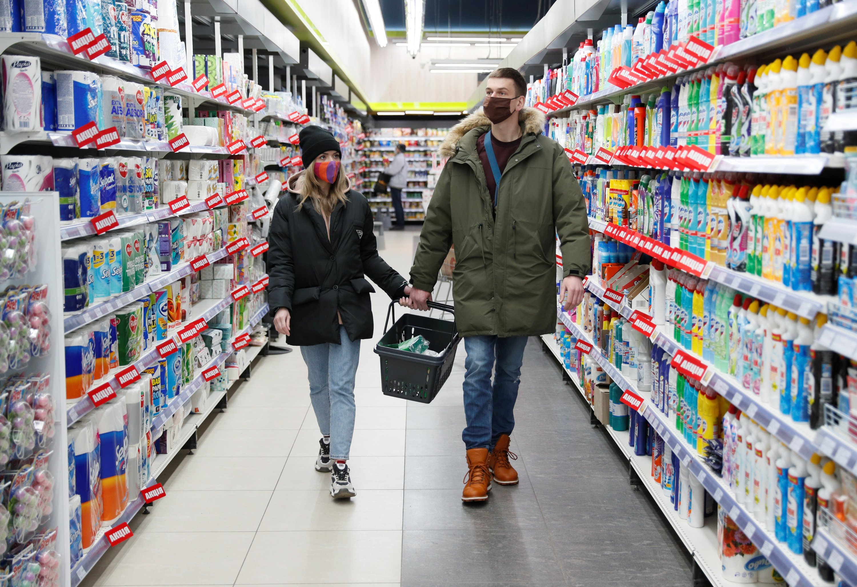 Alexandr Kudlay, 33, and Viktoria Pustovitova, 28, shop at a supermarket in Kharkiv, Ukraine March 5, 2021. (REUTERS Photo)