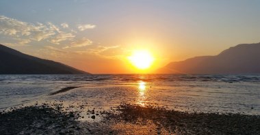 The warm sunset is a sight to behold at Akyaka's kitesurf beach in Muğla, southwestern Turkey. (Shutterstock Photo)