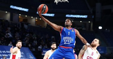Anadolu Efes guard Rodrigue Beaubois (L) scores past CSKA Moscow guard Mike James in a THY EuroLeague match at Sinan Erdem Sports Complex, Istanbul, Turkey, March 4, 2021. (DHA Photo) 