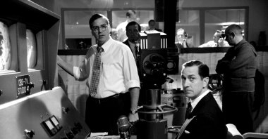 Actors George Clooney (L) and David Strathairn in a scene from "Good Night, and Good Luck." (REUTERS Photo)