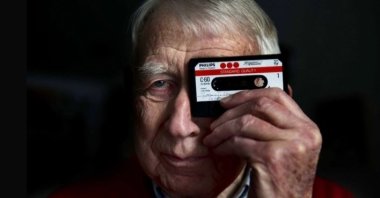 In this file photo, Dutch engineer Lou Ottens poses with cassette tapes in Eindhoven, the Netherlands, 23 January 2013. 
(DHA)