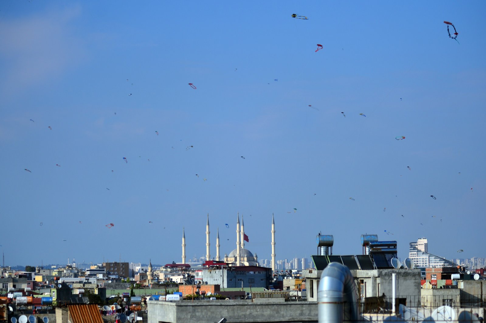 Kites dot the sky in the city Adana, southern Turkey, April 12, 2020. (DHA PHOTO)