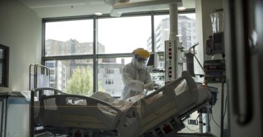 A health care worker attends a patient at Professor Cemil Taşçıoğlu Hospital, in Istanbul, Turkey, May 8, 2020. (AA PHOTO)