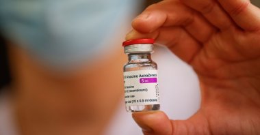  A member of the medical staff holds a vial of the AstraZeneca/Oxford Covid-19 vaccine at the South Ile-de-France Hospital Group (Groupe Hospitalier Sud Ile-de-France), in Melun, on the outskirts of Paris, on February 8, 2021. (AFP Photo)