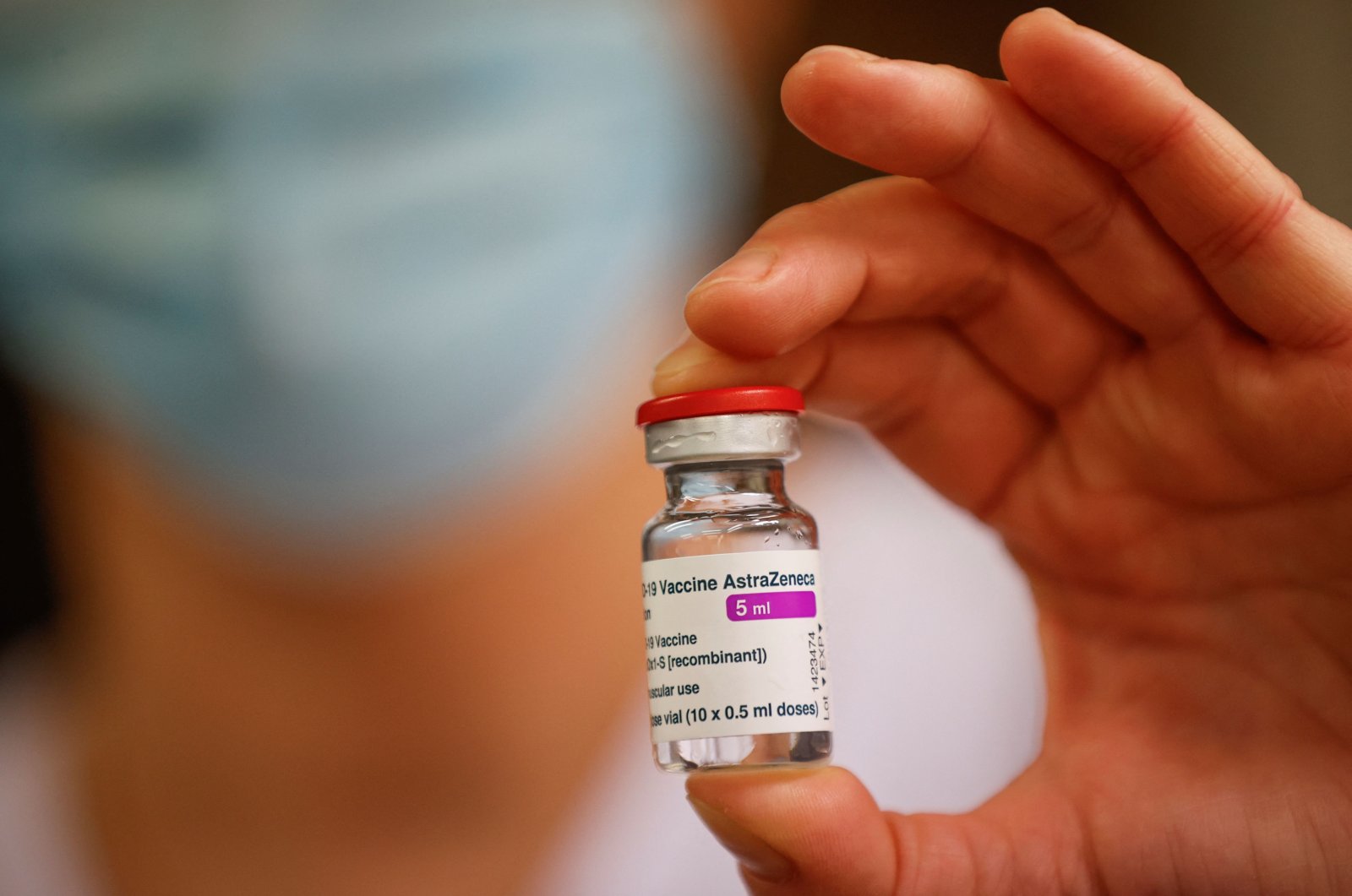  A member of the medical staff holds a vial of the AstraZeneca/Oxford Covid-19 vaccine at the South Ile-de-France Hospital Group (Groupe Hospitalier Sud Ile-de-France), in Melun, on the outskirts of Paris, on February 8, 2021. (AFP Photo)