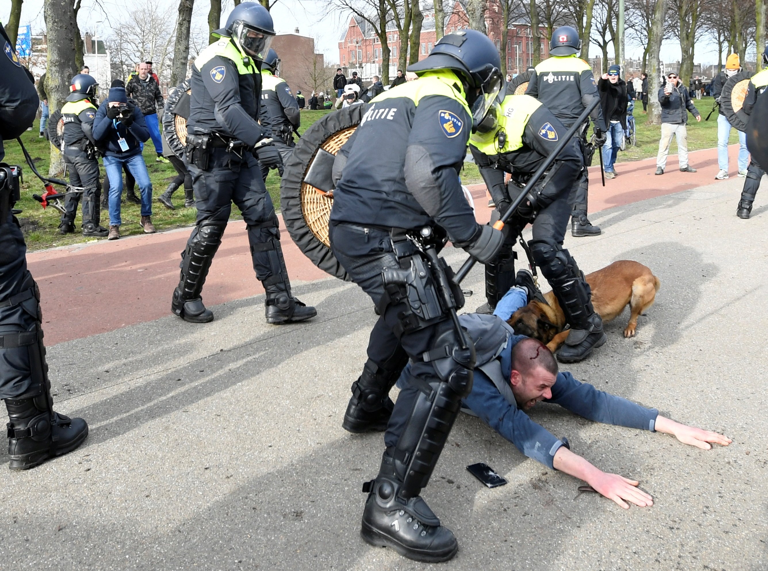 Арест гааги. Разгон демонстрантов вснидерландах. Разгон демонстраций в Европе. Нидерланды разгон демонстрации.