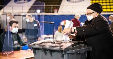A voter casts her ballot to vote in the House of Representatives elections at a polling station in Eindhoven, in the Netherlands, on March 15, 2021. (AFP Photo)