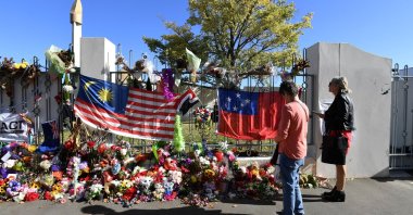 Visitors look at the memorial at Masjid Al Noor mosque in Christchurch, New Zealand, April 26, 2019. (REUTERS Photo)