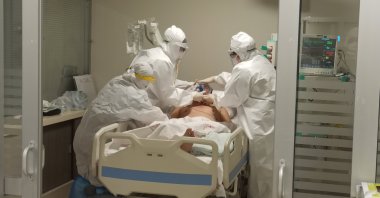 Health care workers treat a COVID-19 patient at a hospital, in Kocaeli, northwestern Turkey, Nov. 29, 2020. (PHOTO BY ABBAS ÇAKAR)
