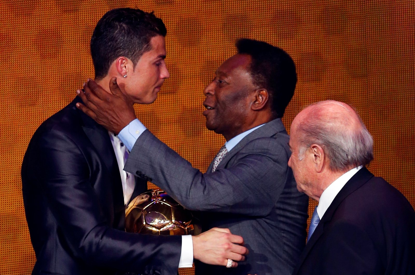 Portugal's Cristiano Ronaldo (L) is congratulated by Pele (C) after being awarded the FIFA Ballon d'Or 2013 in Zurich, Jan. 13, 2014. (Reuters Photo)