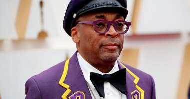 Director Spike Lee, wearing a coat with the number 24 in memory of NBA player Kobe Bryant, poses on the red carpet during the Oscars arrivals at the 92nd Academy Awards in Hollywood, Los Angeles, California, U.S., Feb. 9, 2020. (Reuters Photo)
