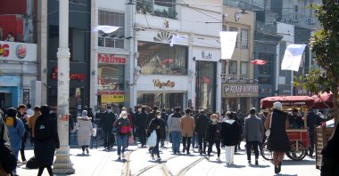People shop and walk on Istiklal Avenue in Istanbul's Beyoğlu district on Mar. 13, 2021 (DHA Photo)