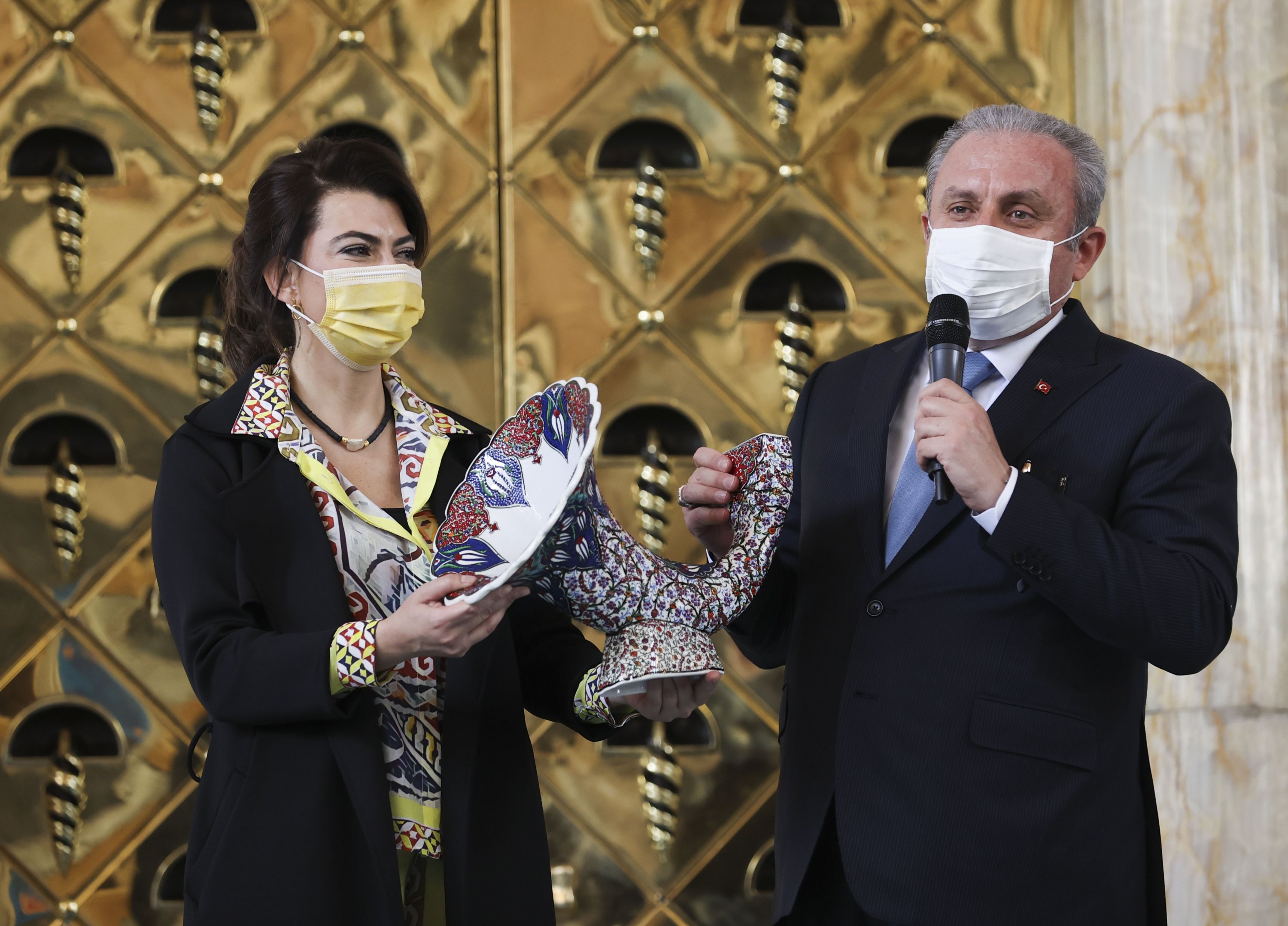 Tile artist Nida Olçar (R) presents a tile acoustic gramophone to Parliament Speaker Mustafa Şentop at the “Parliament Private Kütahya Collection Sıtkı' exhibition in the Turkish Parliament’s Hall of Honor, Ankara, Turkey, March 17, 2021. (AA Photo)