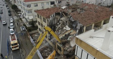An old building unable to withstand an earthquake is demolished in the district of Büyükçekmece, in Istanbul, Turkey, Nov. 17, 2020. (İHA PHOTO)