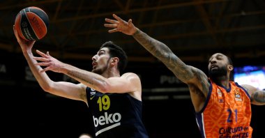 Valencia Basket's Derrick Williams (R) in action against Fenerbahçe's Nando De Colo during a EuroLeague basketball match at Fuente San Luis, Valencia, Spain, March 12, 2021. (EPA Photo).