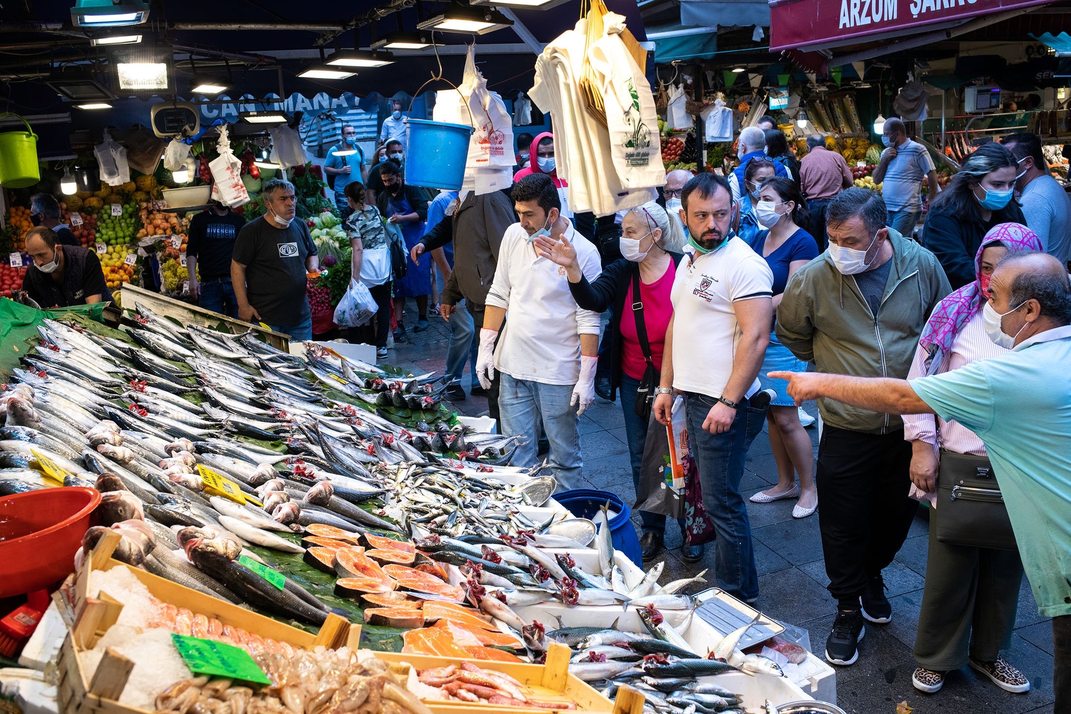 The weekly Kadıköy bazaar also has a section for fresh fish. (Shutterstock Photo)