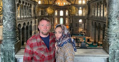 Guy Ritchie (L) with his wife Jacqui Ainsley in the Hagia Sophia Grand Mosque, Istanbul, Turkey, Feb. 28, 2021. (AA Photo)