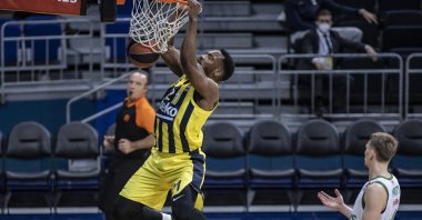 Fenerbahçe's Dyshawn Pierre (L) in action against Joffrey Lauvergne (R) of Zalgiris during a Turkish Airlines Euroleague match at Ülker Sports Complex, Istanbul, Turkey, March 18, 2021. (AA Photo)