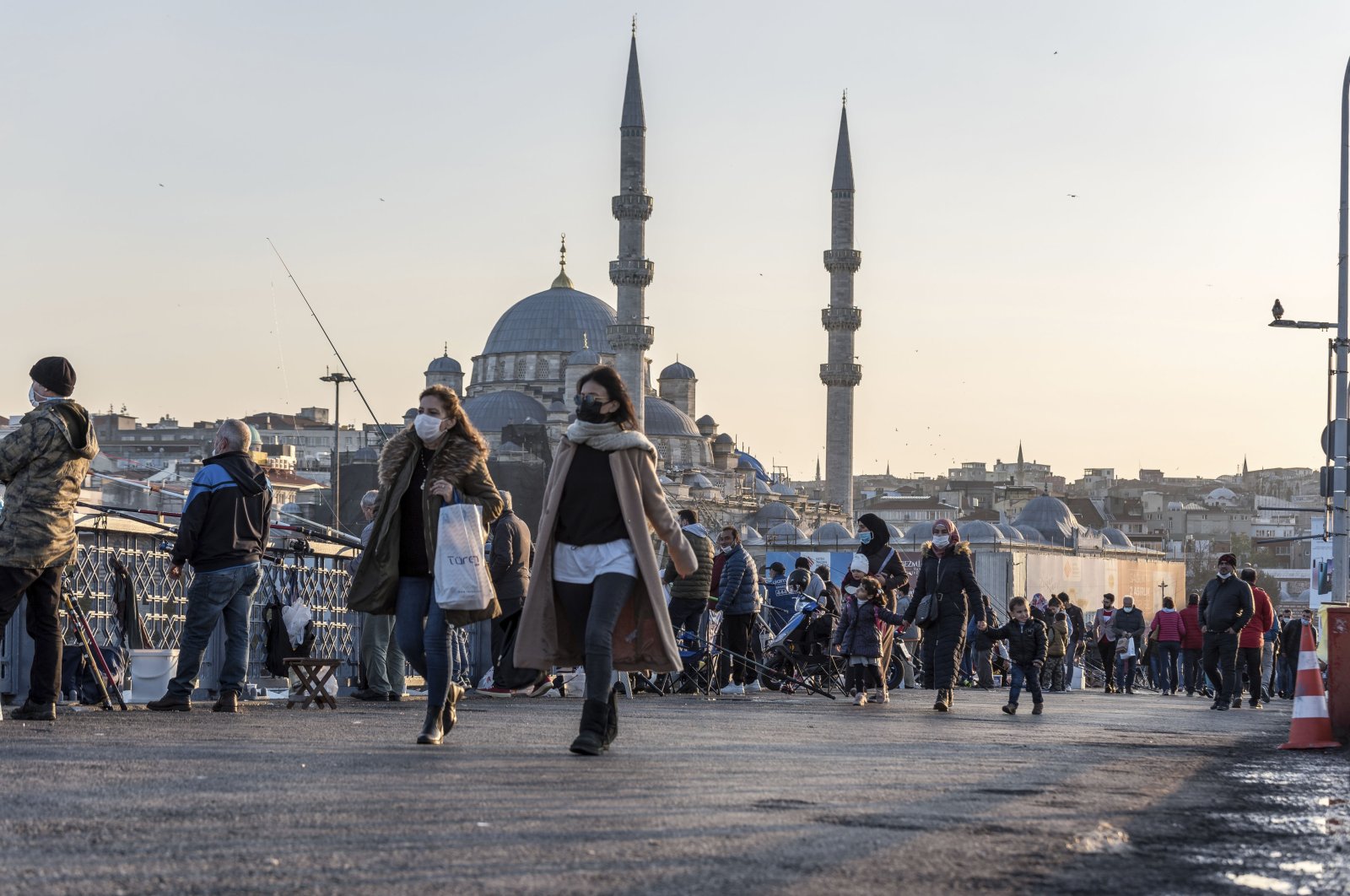 Turkish people wearing protective face masks walking at Galata bridge during coronavirus COVID-19 pandemic in Istanbul, Turkey on Nov. 16, 2020. (Getty File Photo)