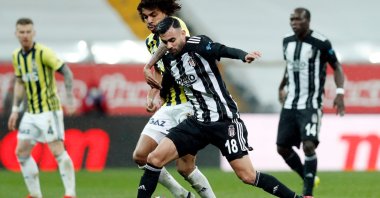 Beşiktaş's Rachid Ghezzal in action with Fenerbahçe's Luiz Gustavo on March 21, 2021. (Reuters Photo)
