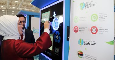 First lady Emine Erdoğan operates a vending machine that tops-up an electronic bus pass in exchange for discarded bottles, Istanbul, Turkey, Dec. 8, 2018. (AA PHOTO)