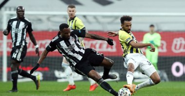 Beşiktaş' Cyle Larin (L) in action against Fenerbahçe's Nazim Sangare (R) during a Turkish Super League match between in Istanbul, Turkey, March 21, 2021. (EPA Photo)